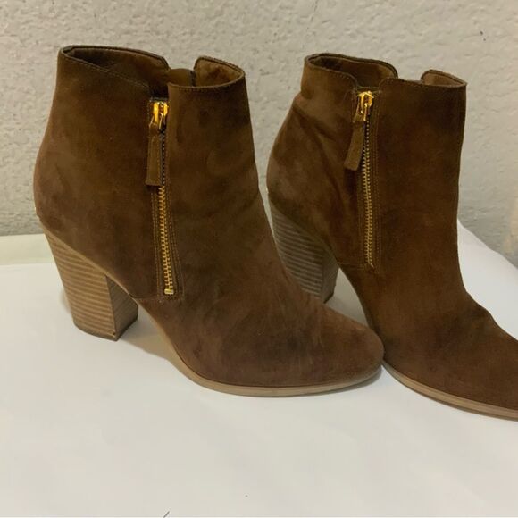 Michael Kors Women's Ankle Denver Bootie with Chunky Heel and Gold Zipper - Picture 2 of 12